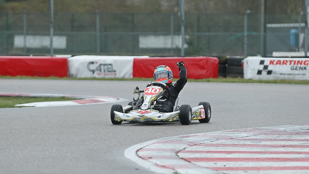 racetalent uit limburg kasper schormans wint in de regen c017927