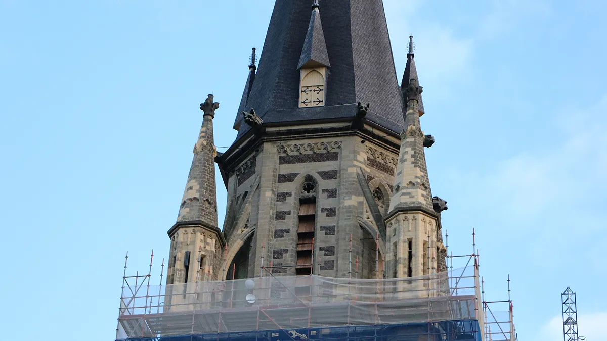 restauratie toren grote kerk langzaam uit de steigers