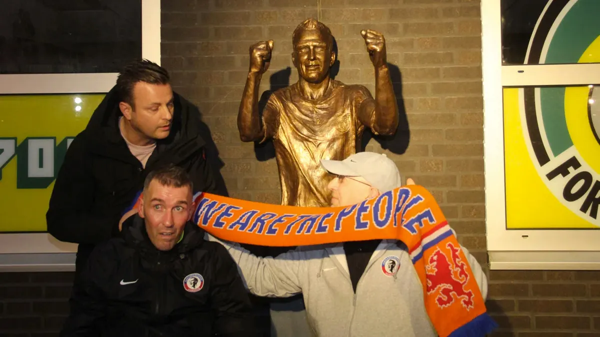 ricksen bij onthulling van zijn standbeeld