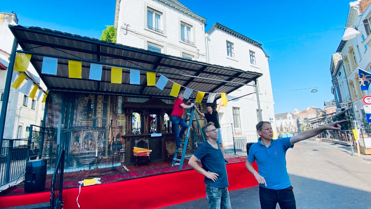 sacramentsprocessie 2023 opbouwen rustaltaar paardestraat