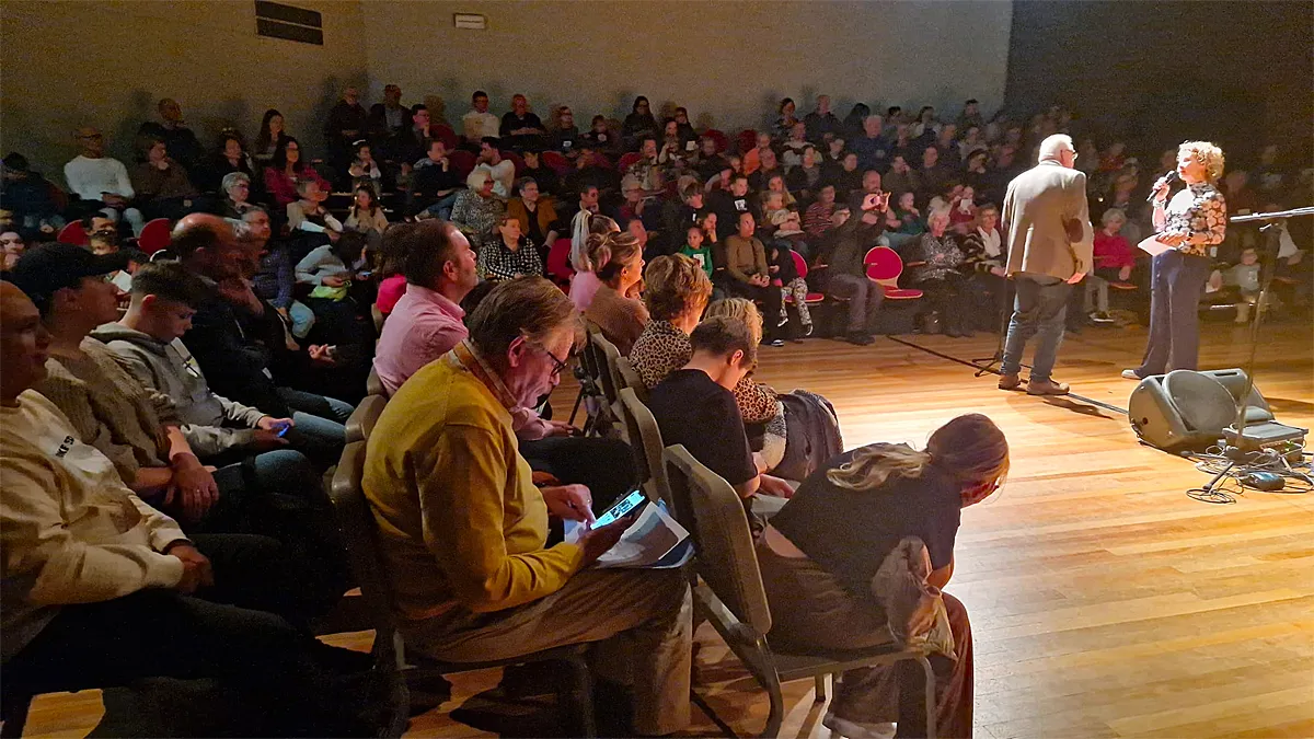 sanne janssen in gesprek met dialectschrijveren dichter john hertog
