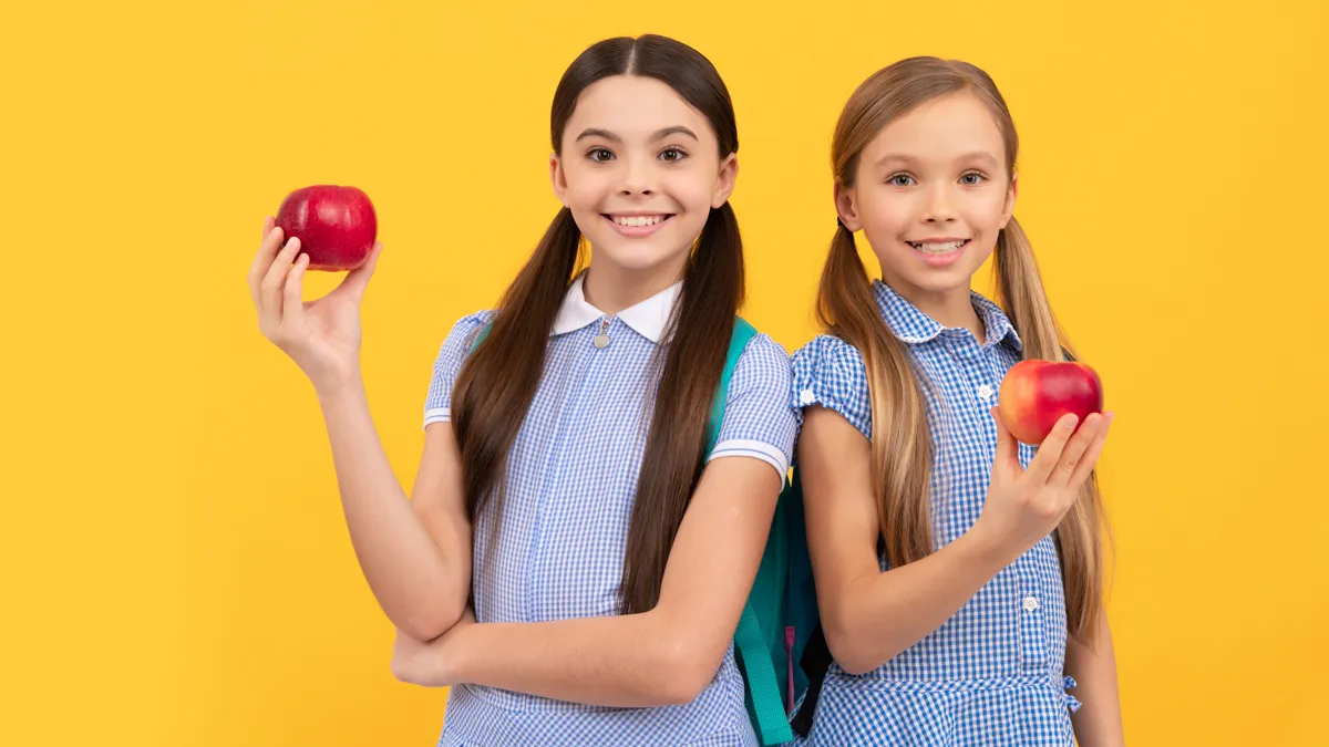 school fruit gele achtergrond schoolsnack