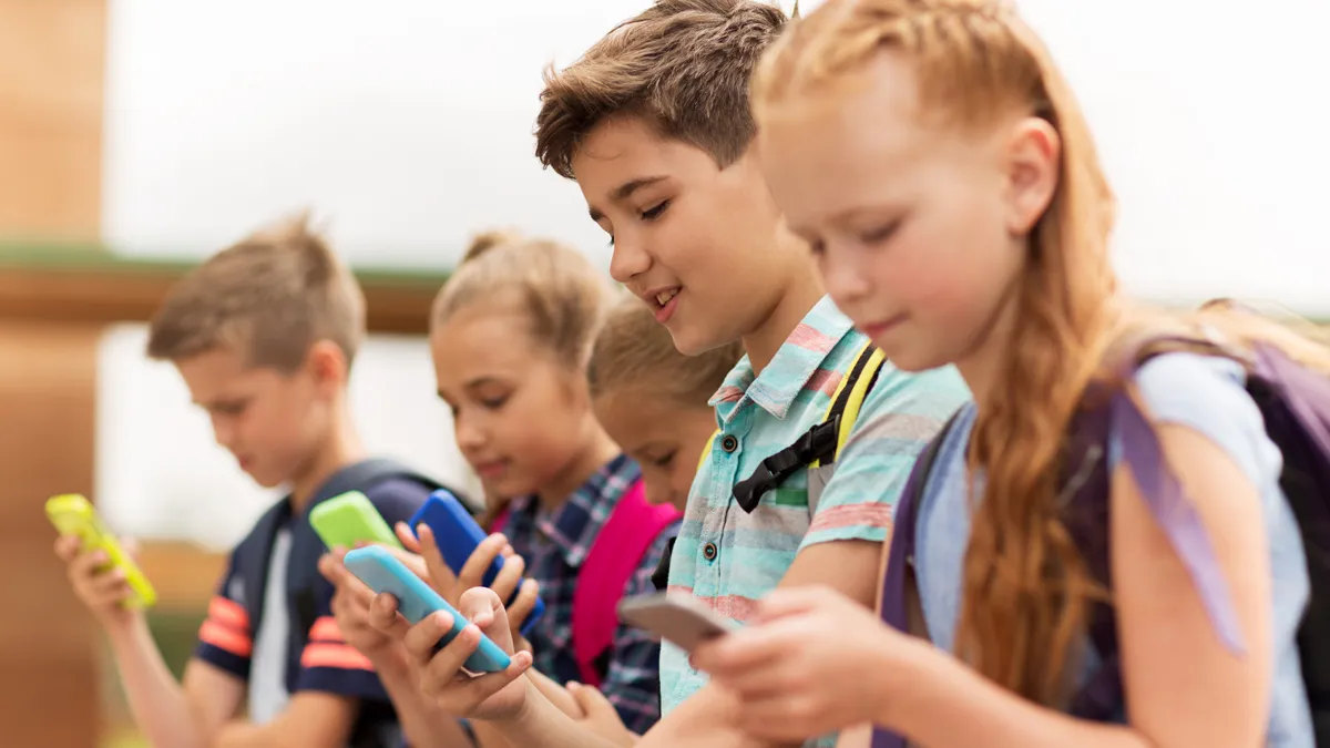 schoolkinderen met smartphone