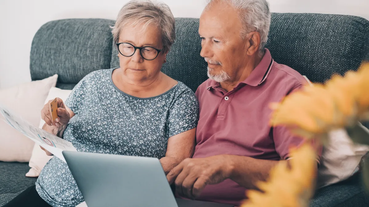 senioren achter de laptop