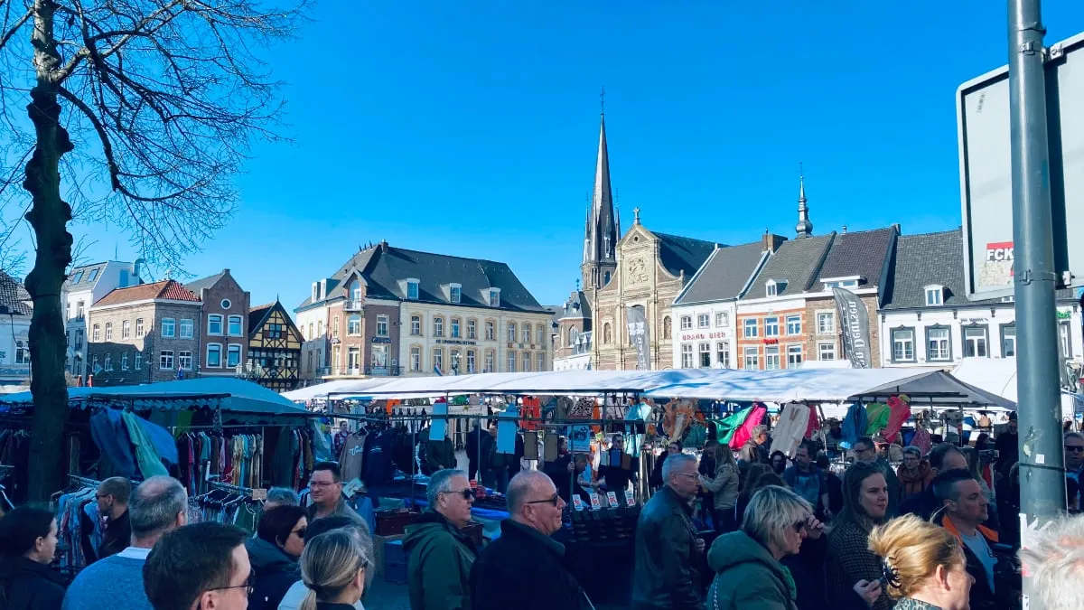 sint joep 2022 markt onder strakblauwe hemel