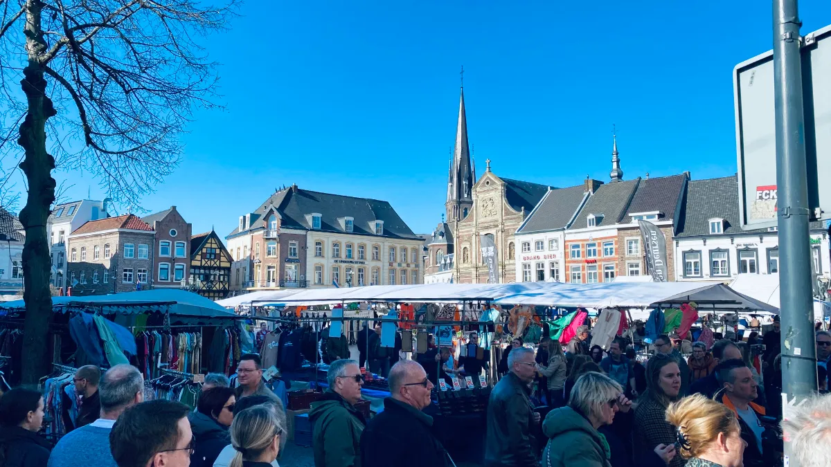 sint joep 2022 markt onder strakblauwe hemel