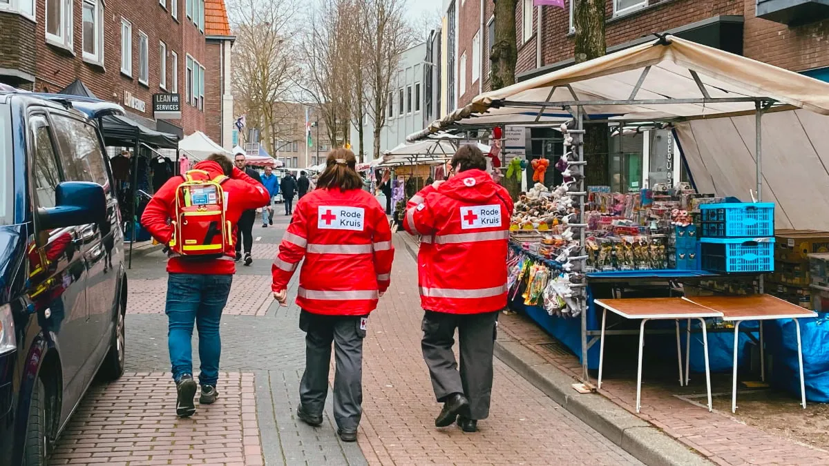 sint joep 2023 rode kruismedewerkers op rosmolenstraat voor start van de markt