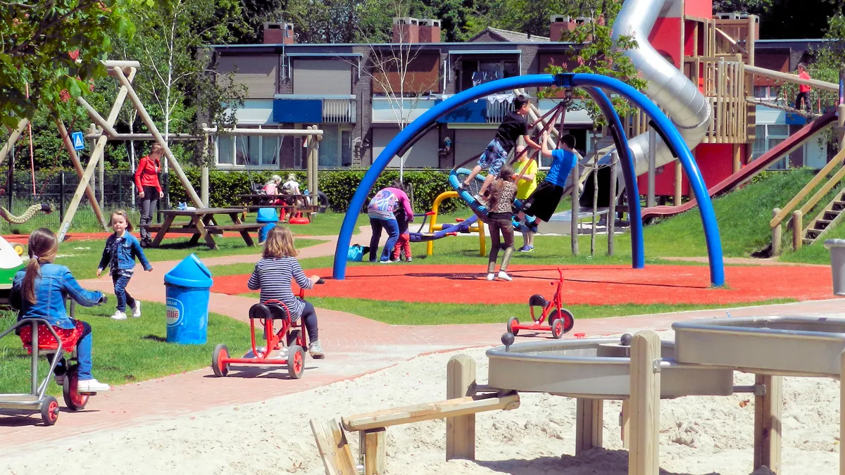 spelende kinderen in speeltui de roetsj limbrichterveld sittard