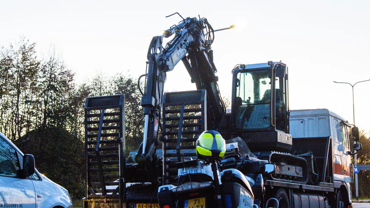 spoorviaduct nolenslaan sittard graafmachine op vrachtwagen
