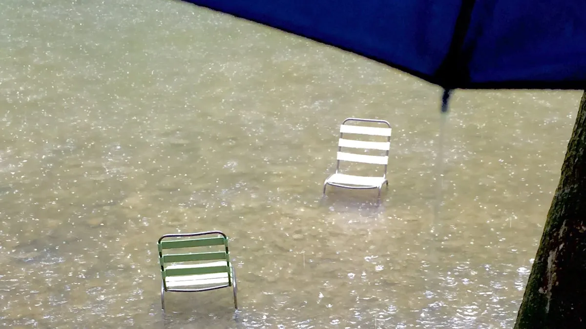 stoelen water regenval parapluie