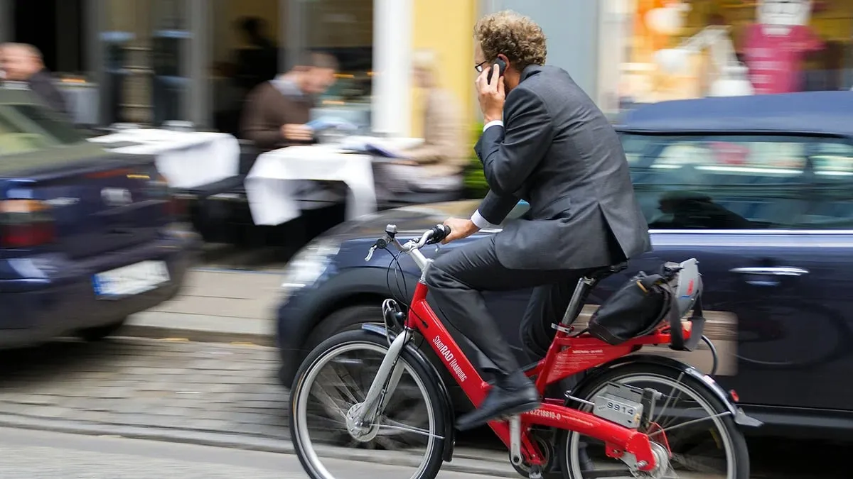 telefonerende fietser bellen smartphone