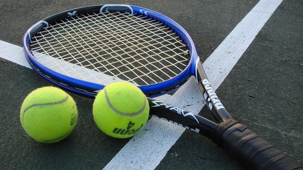 tennisracket twee ballen hardcourt