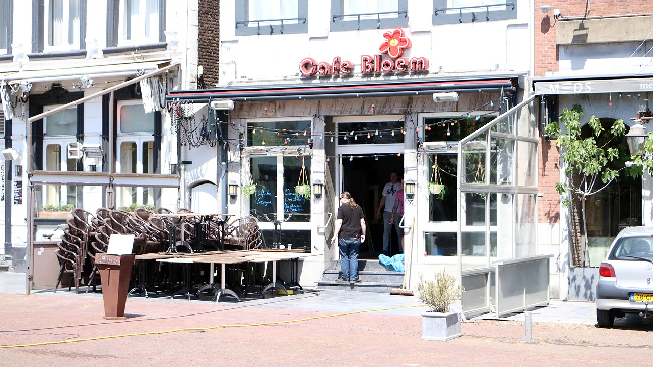 terrasheropening in voorbereiding bij bloem op de markt in sittard