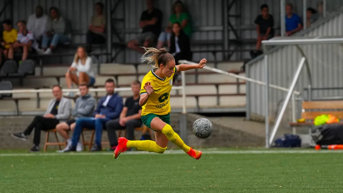 tessa wullaert in actie voor fortuna tegen heerenveen