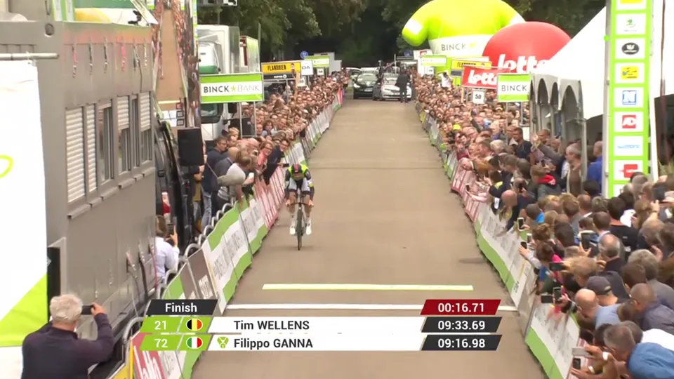 tim wellens passeert de finish in den haag