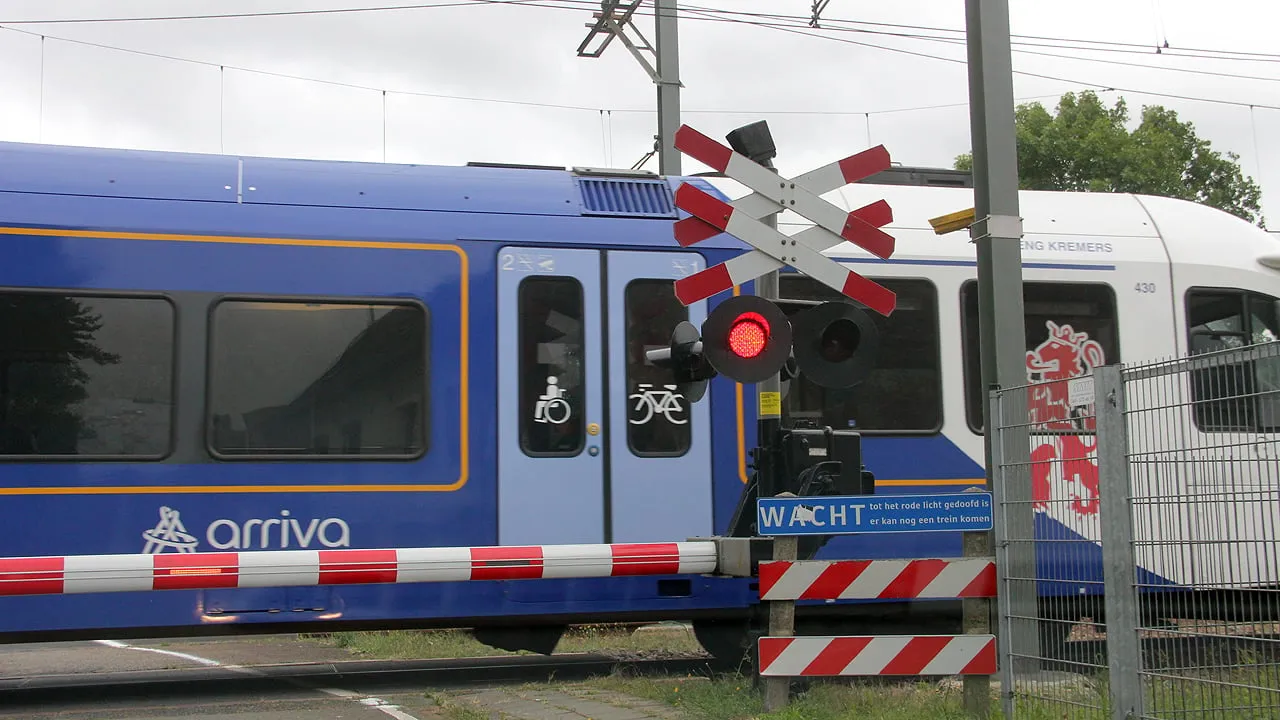 trein arriva bij overweg daniken