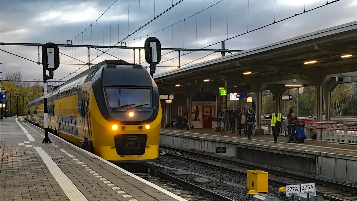 trein rijdt station sittard binnen