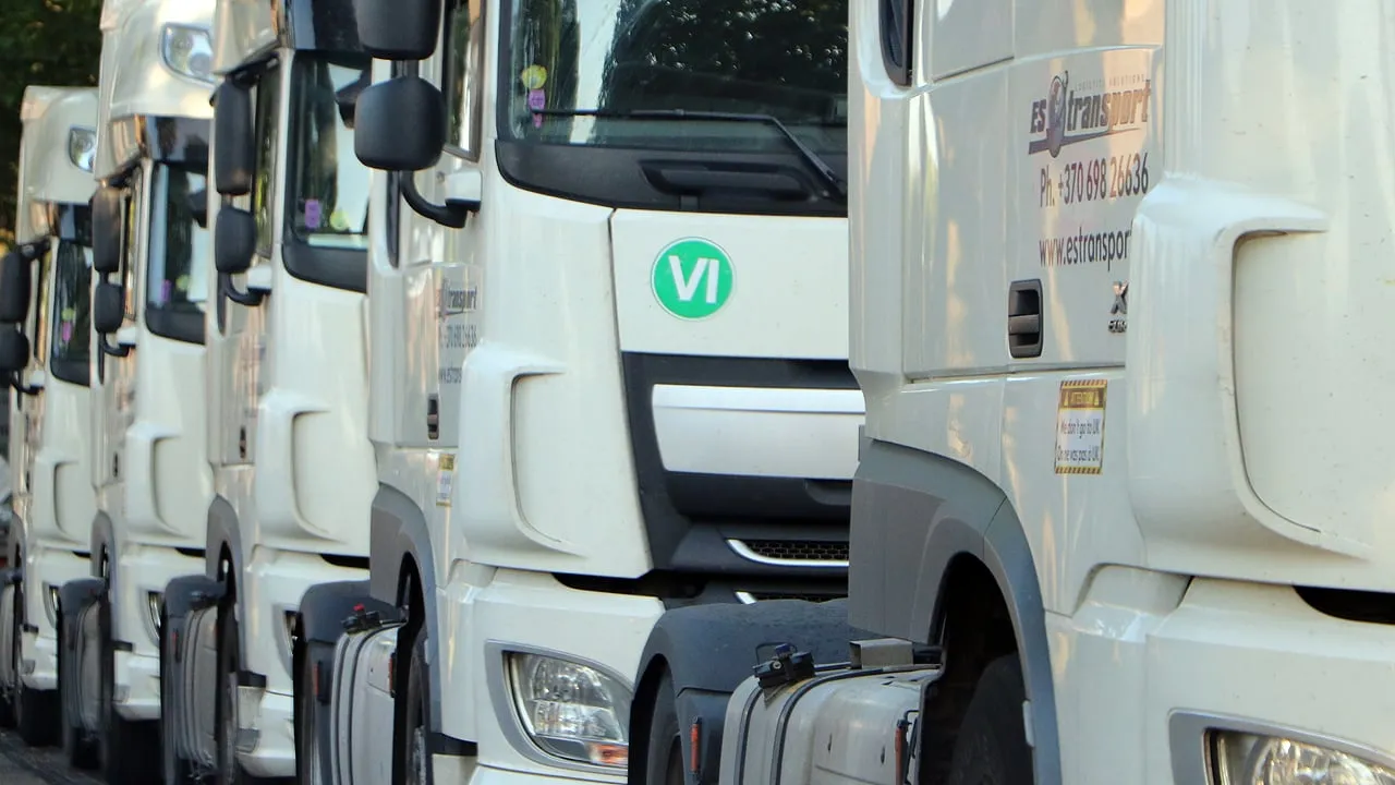 trucks geparkeerd op de kampstraat in geleen lindenheuvel