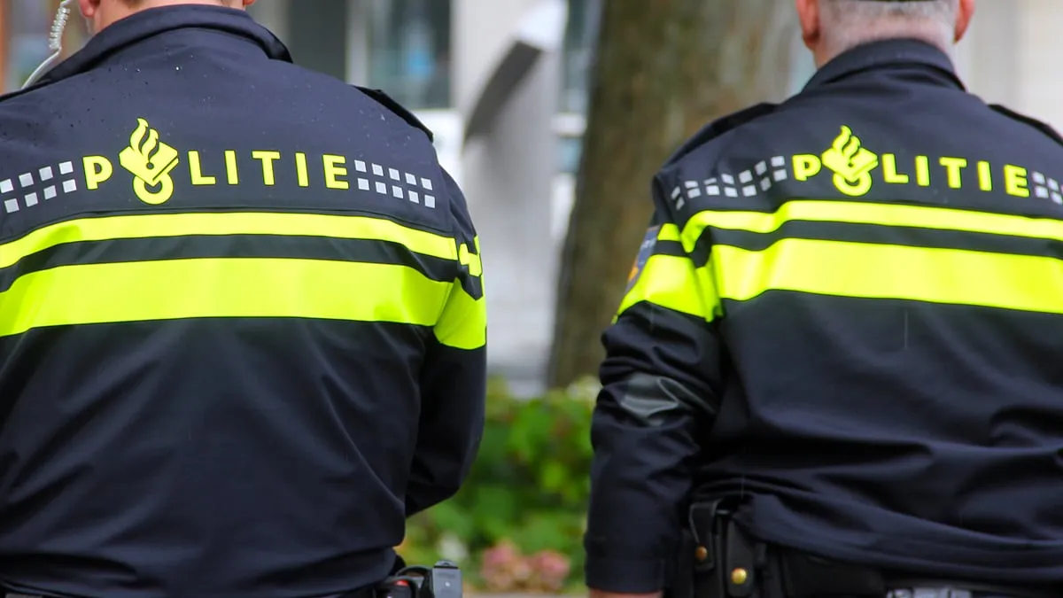 twee agenten politie op de rug gezien