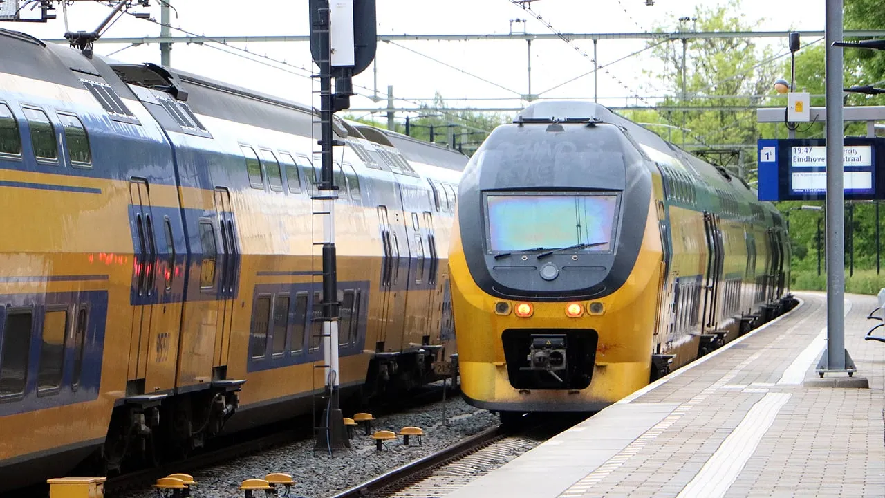 twee intercitys op station sittard