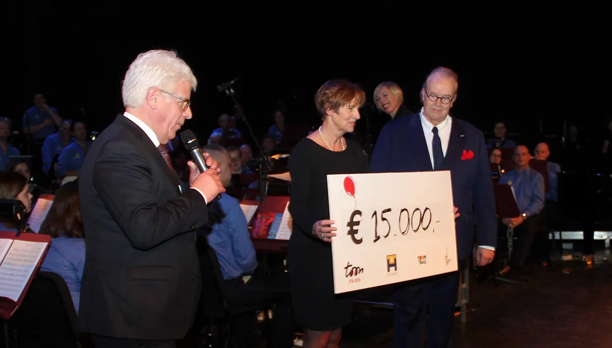 uitreiking cheque 15000 euro toon hermans huis 24 rozen voor jou
