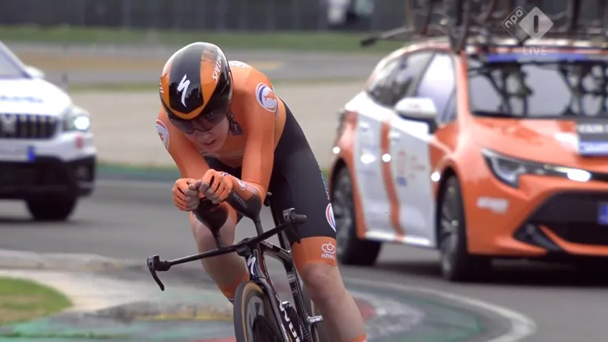 van der breggen op weg naar goud op wk tijdrit 2020 in imola