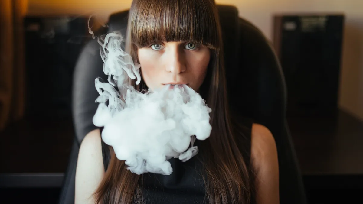 vaping e sigaret rokende jonge vrouw