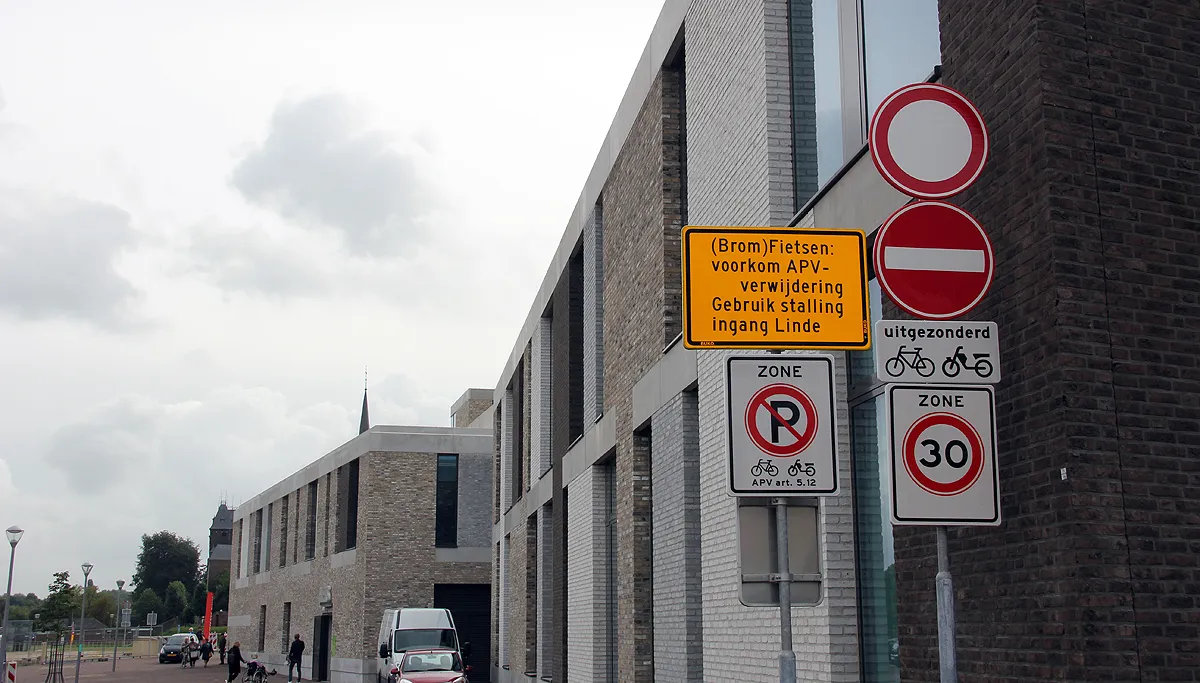 verkeersborden op hoek rijksweg noor en linde