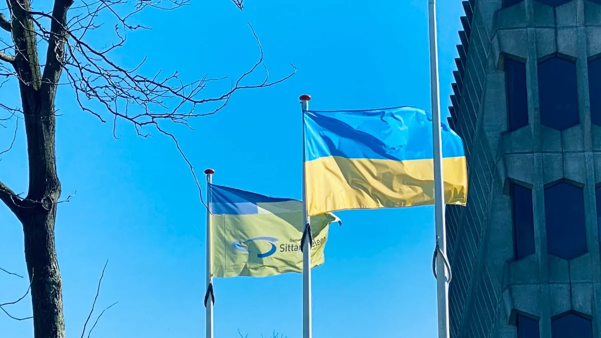 vlag oekraine voor stadhuis sittard geleeen