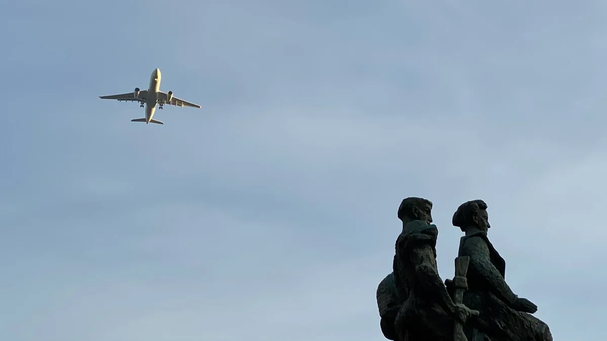 vliegtuig op weg naar vliegveld maa vliegt over geleen