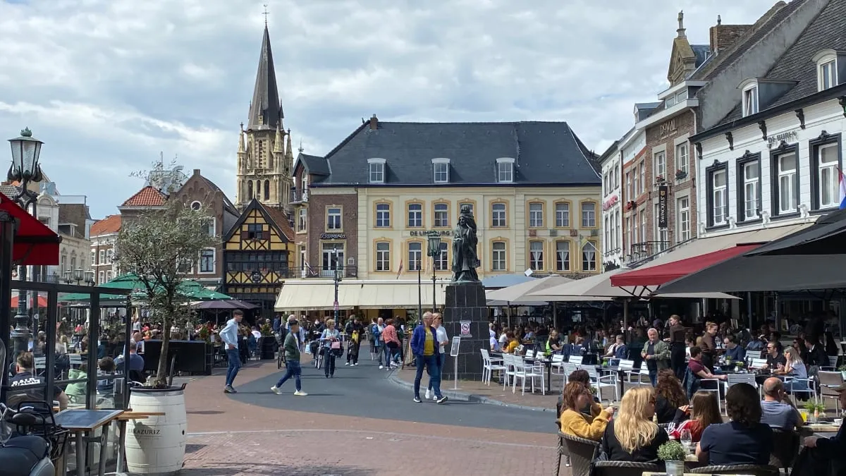 volle terrassen op de markt in sittard