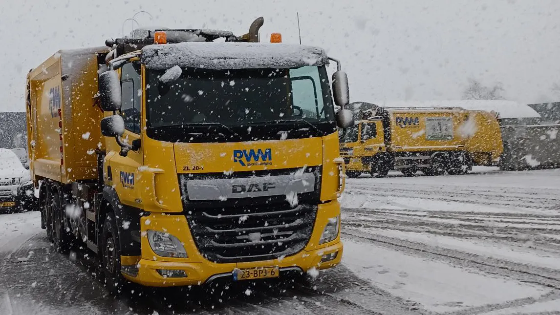 vrachtwagen rwm in de sneeuw