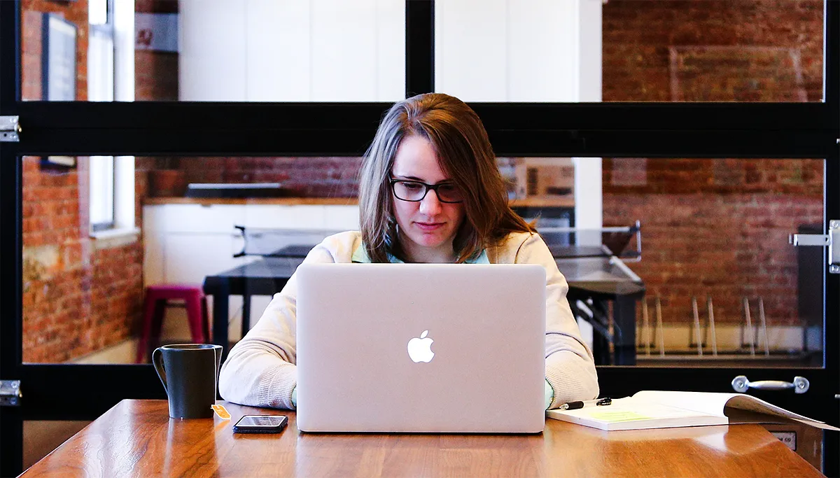 vrouw achter computer