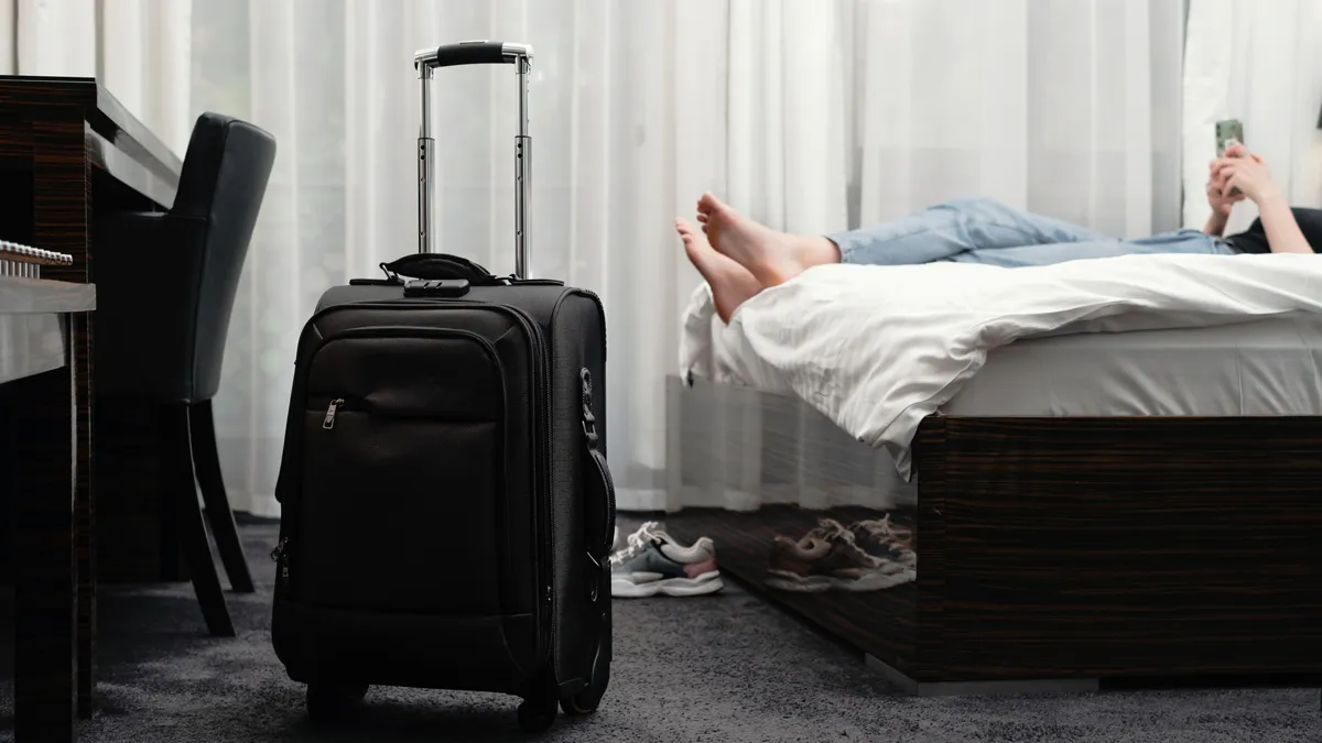 vrouw hotel bed koffer