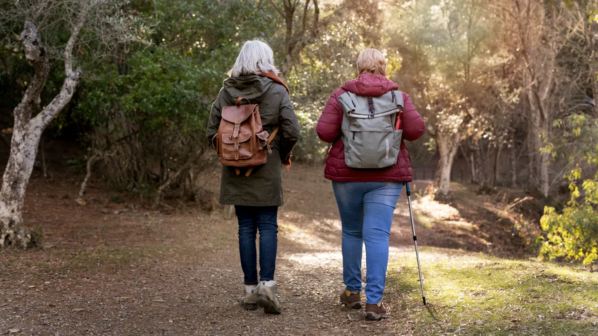 wandelende vrouwen op geaccidenteerd terrein