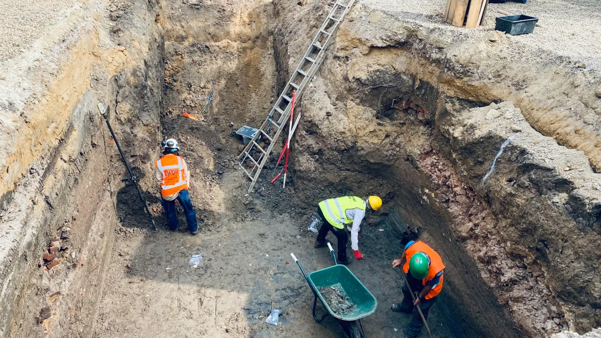 water in de gracht archeologen aan het werk