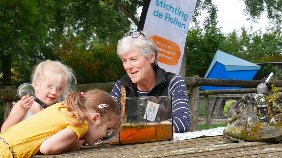 waterdiertjes bestuderen op werelddierendag de rollen