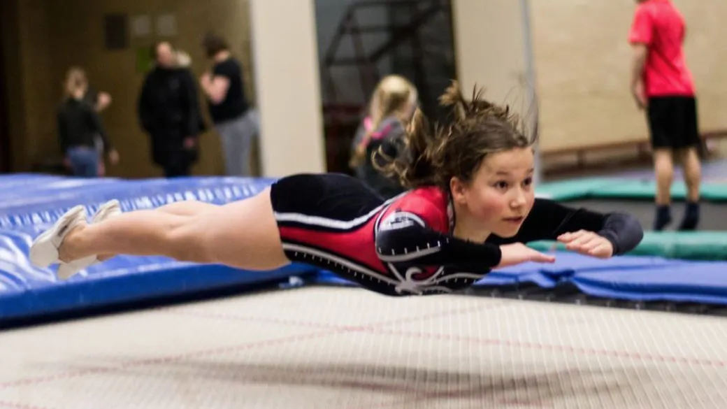 wedstrijd trampolinespringen bij gv swentibold