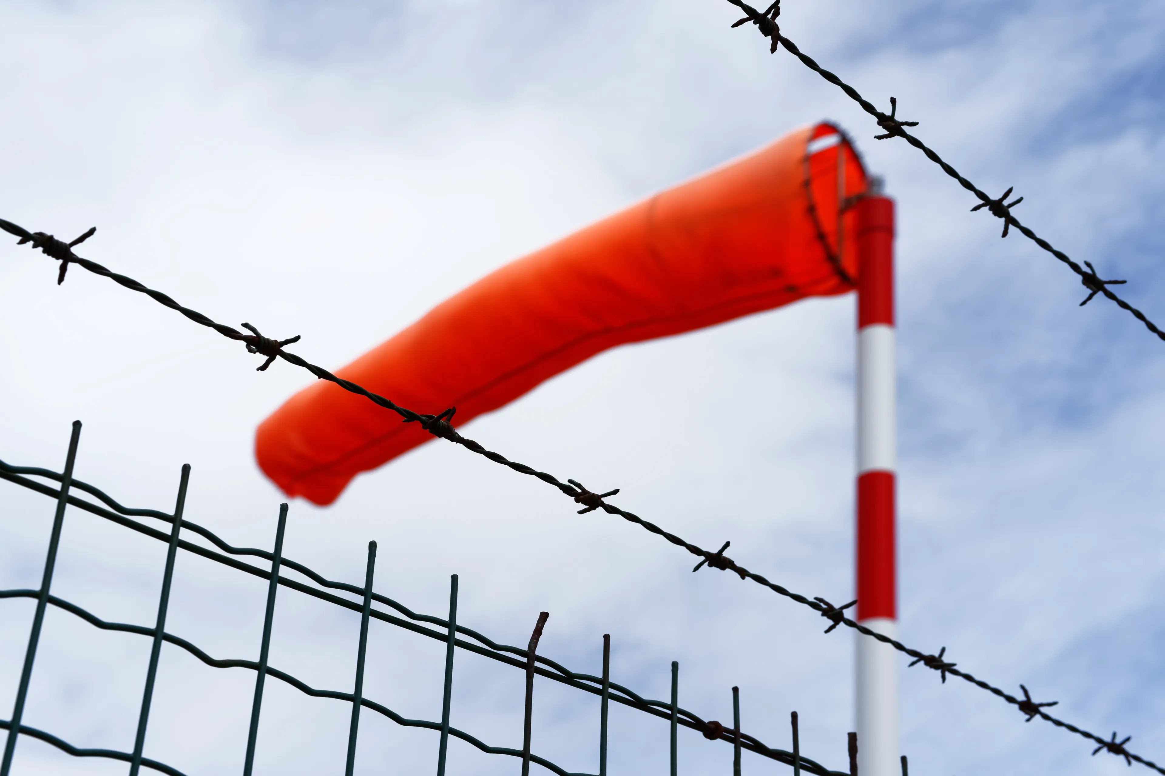 windzak tegen bewolkte lucht