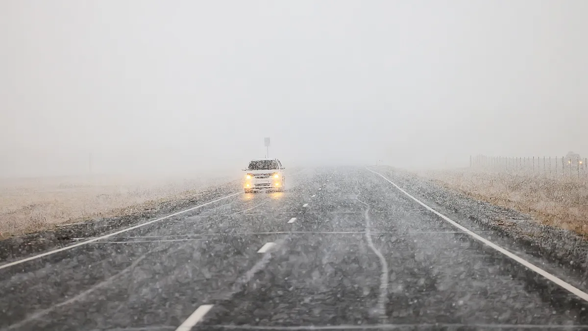 winter snelweg sneeuwval achtergrond mist slecht zicht