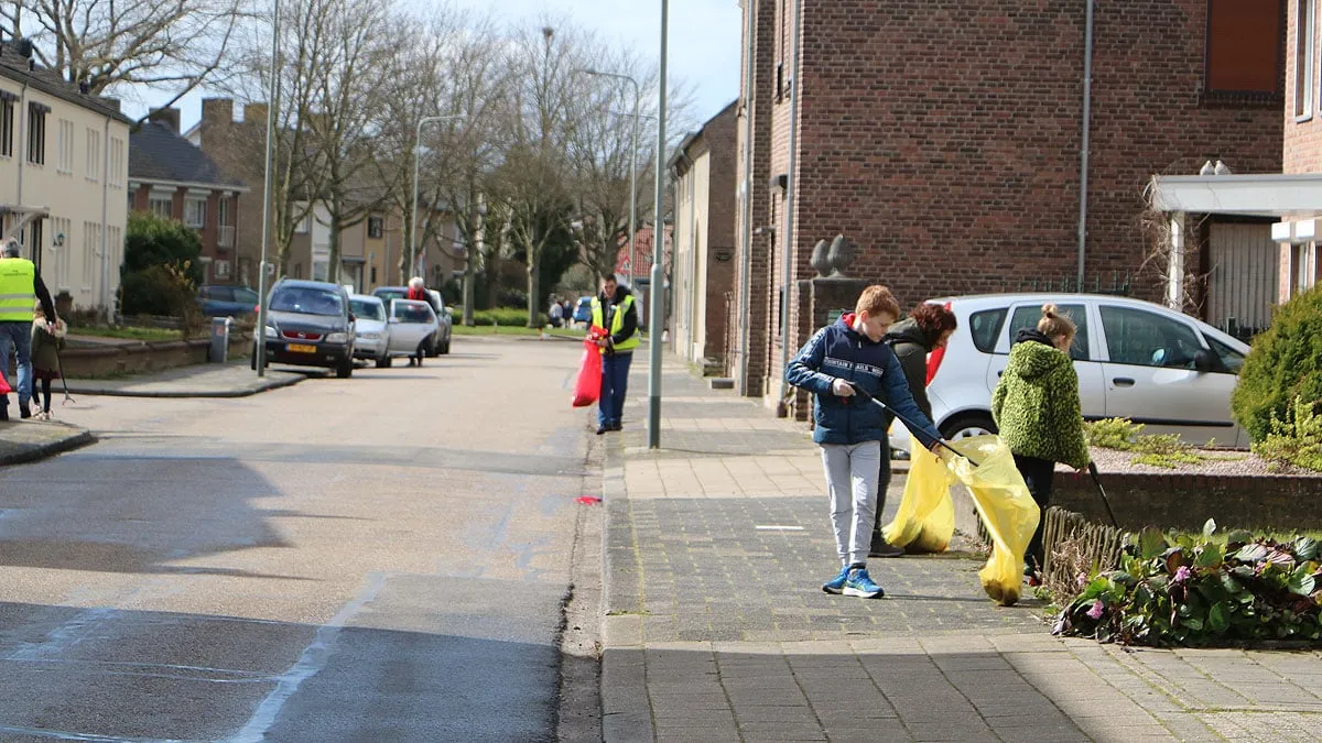 zwerfvuilruimers in broeksittard