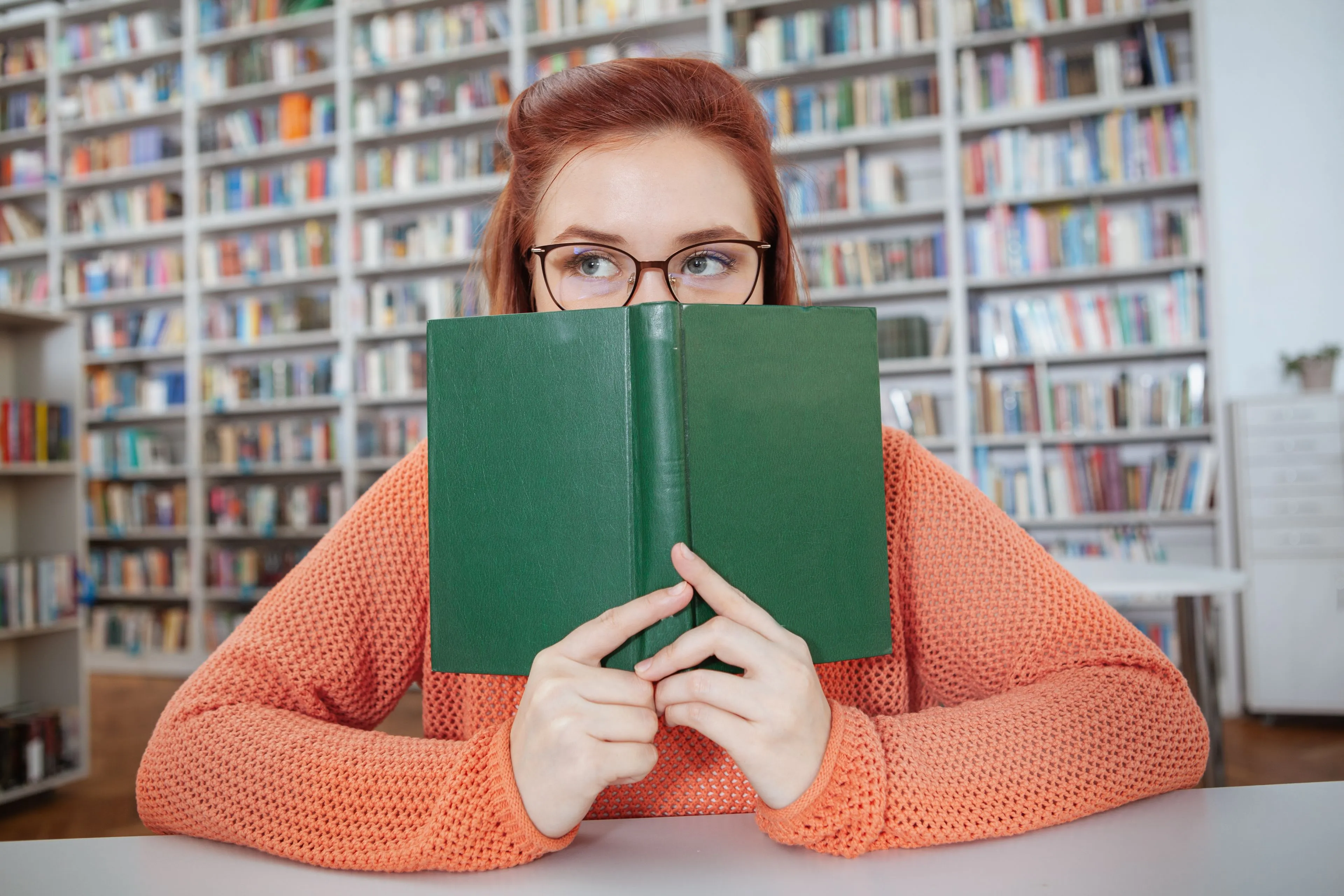 jonge vrouw denktna over wat ze gelezen heeft