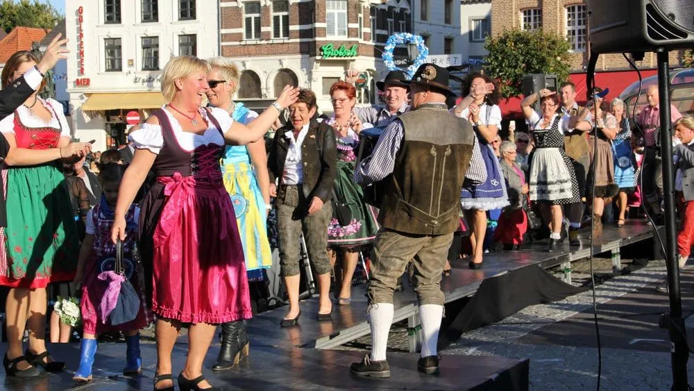 oktoberfeestmodeshow keert terug op de markt