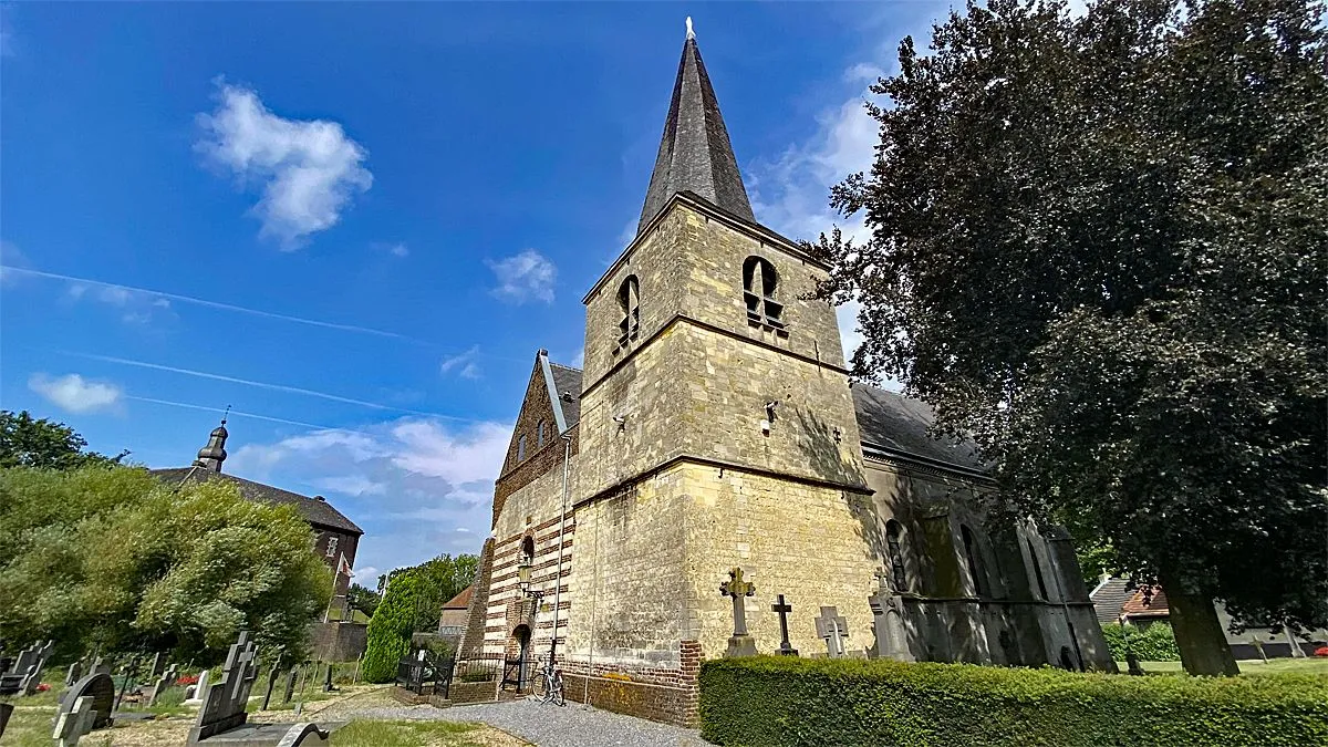 oude salviuskerkje limbricht gezien vanaf kerkhof