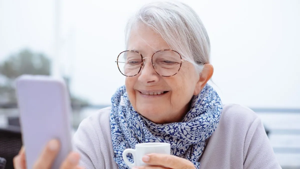 senior vrouw smartphone whatsapp