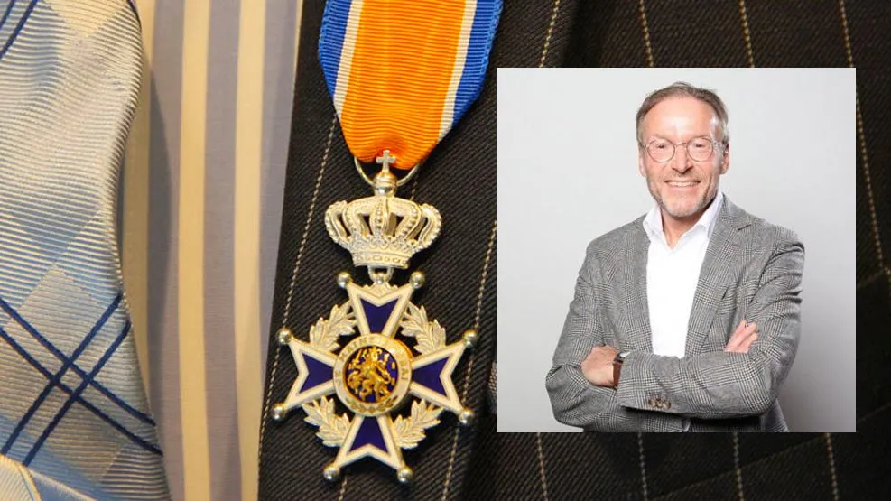 thieu kikken uitreiking lintje revers kostuum