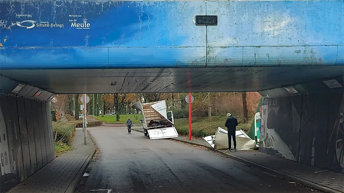 bestelbus schade spoorviaduct via timmers