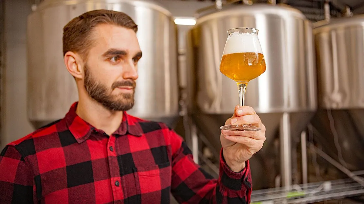brouwer bekijkt zijn bier