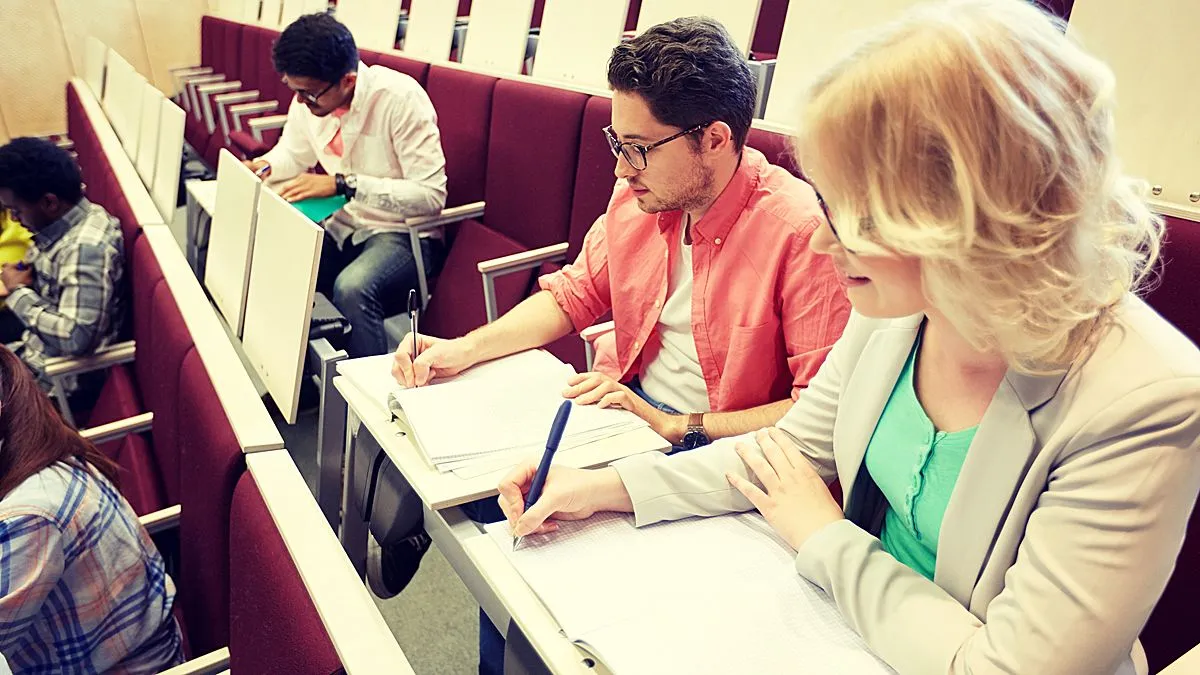 studenten maken aantekeningen in collegezaal