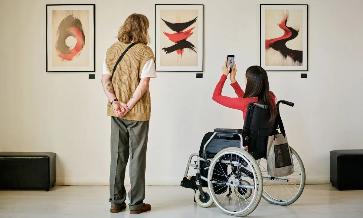 met iemand met beperking naar expositie